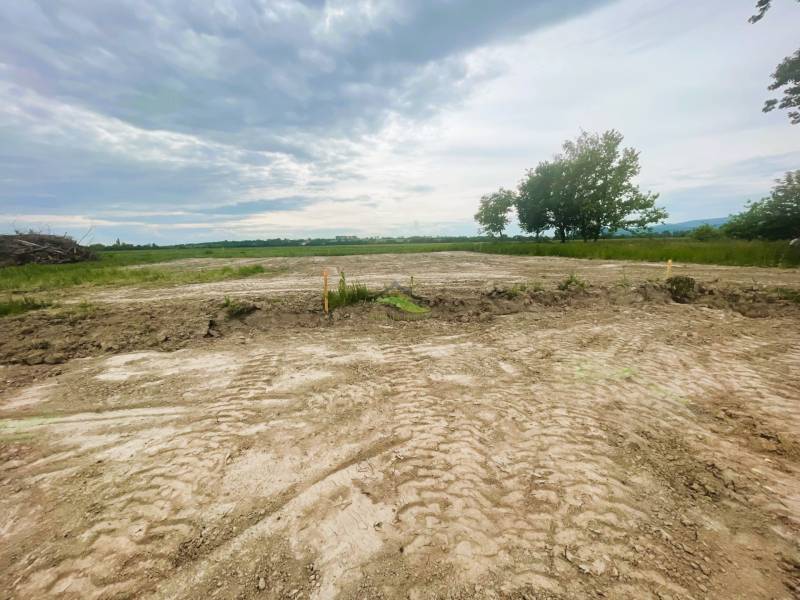 Široký pozemok pre rodinný dom - 758 m2,  blízko Šíravy, blízko mesta