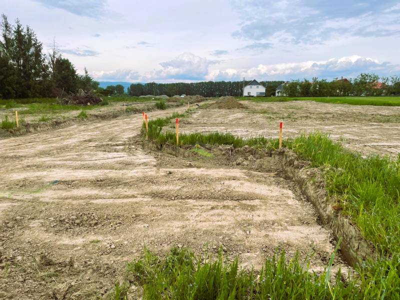 Široký pozemok pre rodinný dom - 758 m2,  blízko Šíravy, blízko mesta